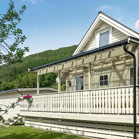 1 Bedroom Cozy In Malmefjorden Sylte (Hustadvika)