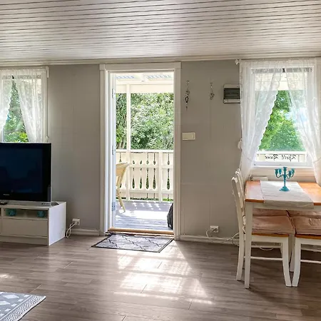 1 Bedroom Cozy In Malmefjorden Holiday home